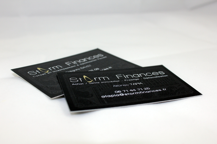 Deux cartes de visite Storm Finances, finition noire et or