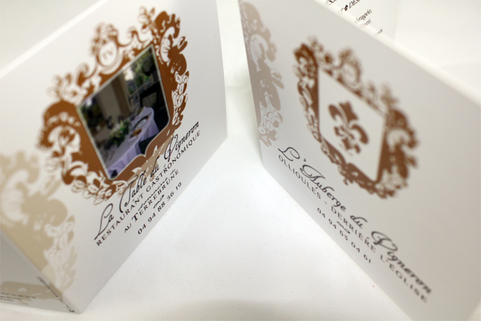 Dépliant fermé, logos La Table du Vigneron et L'Auberge du Vigneron