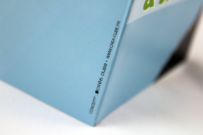 Détail de finition du flyer avec mention Crea Cube