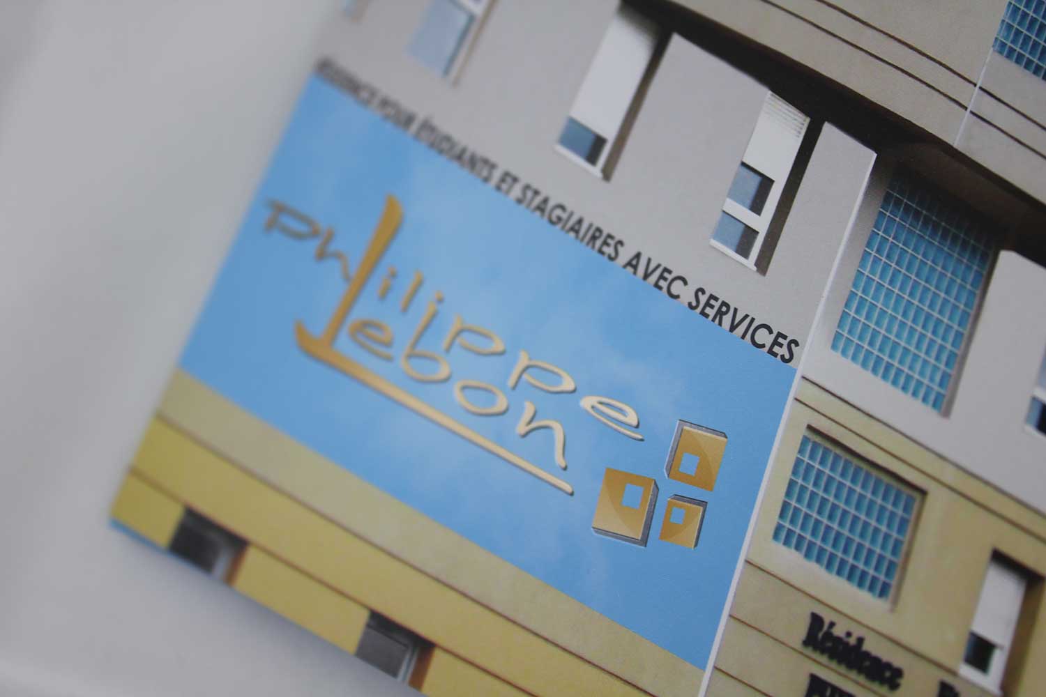 Logo Philippe Lebon en relief doré sur façade de la résidence étudiante