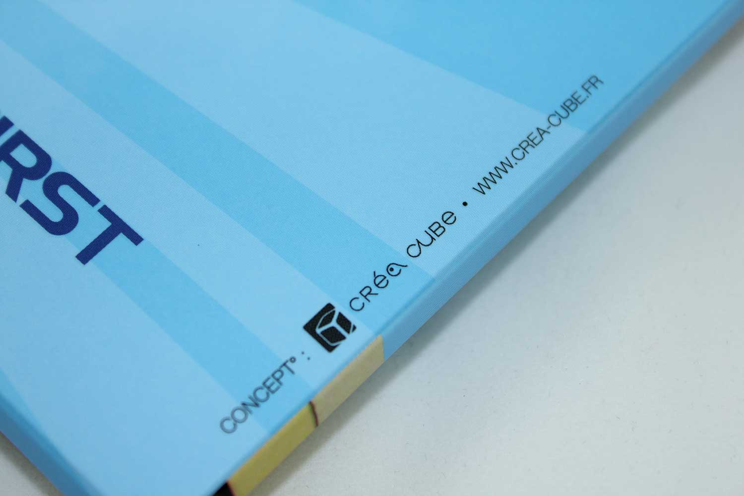 Détail de finition du dépliant avec mention Crea Cube et www.crea-cube.fr