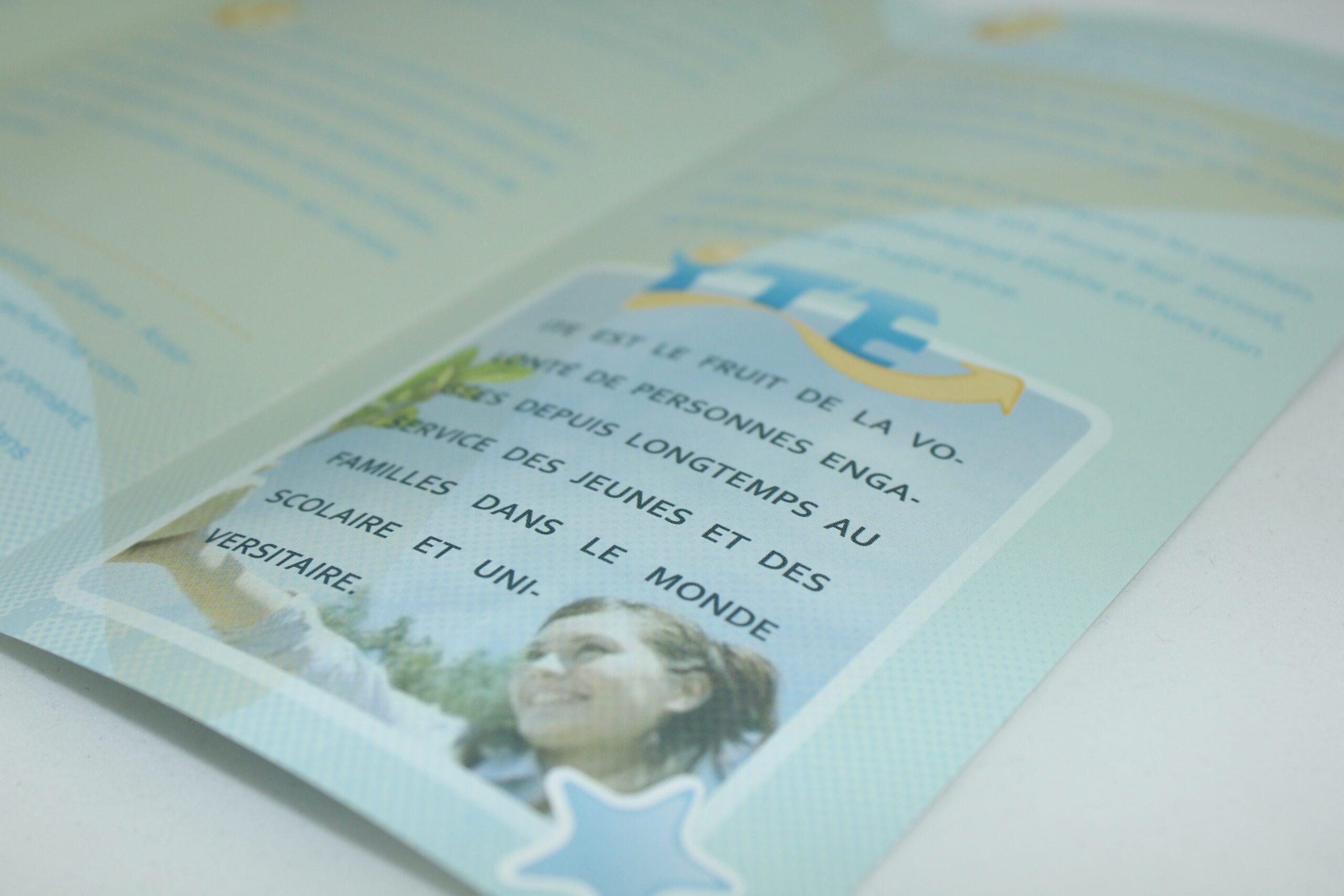 Plaquette ITE dépliée, double page intérieure avec logo et photo