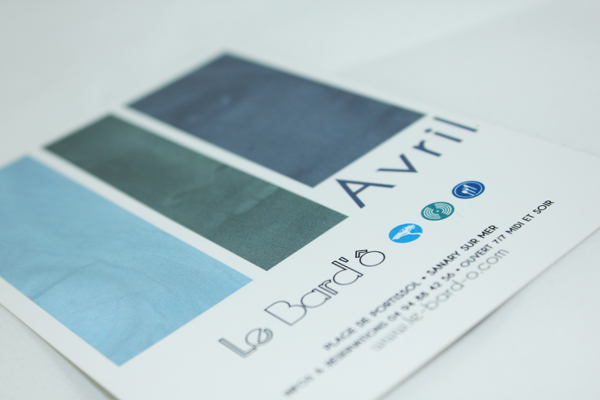 Flyer Le Bard'ô mois d'avril, déclinaison de couleurs bleues
