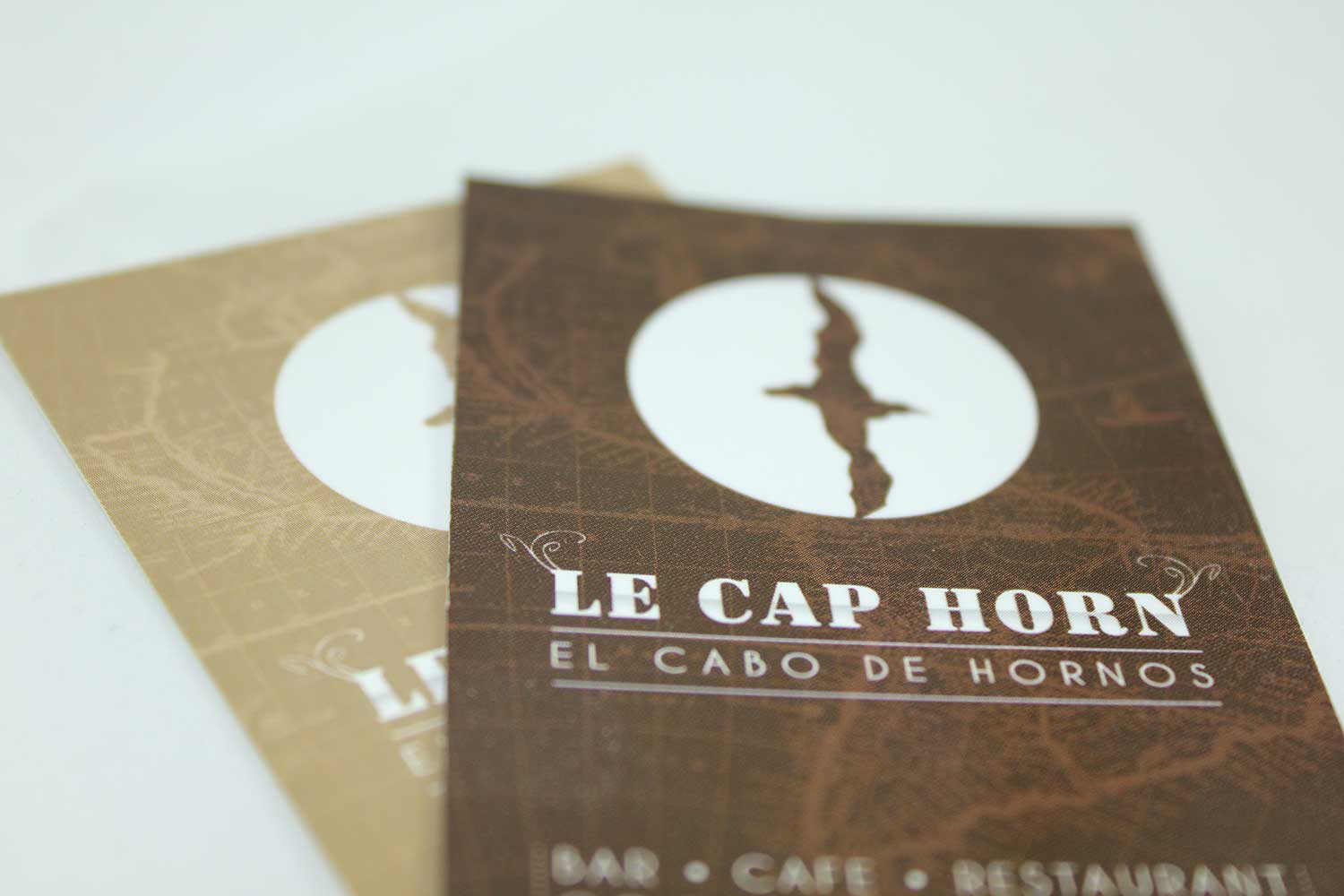 Cartes de visite Le Cap Horn, bar café restaurant, logo mouette sur fond marron et sable