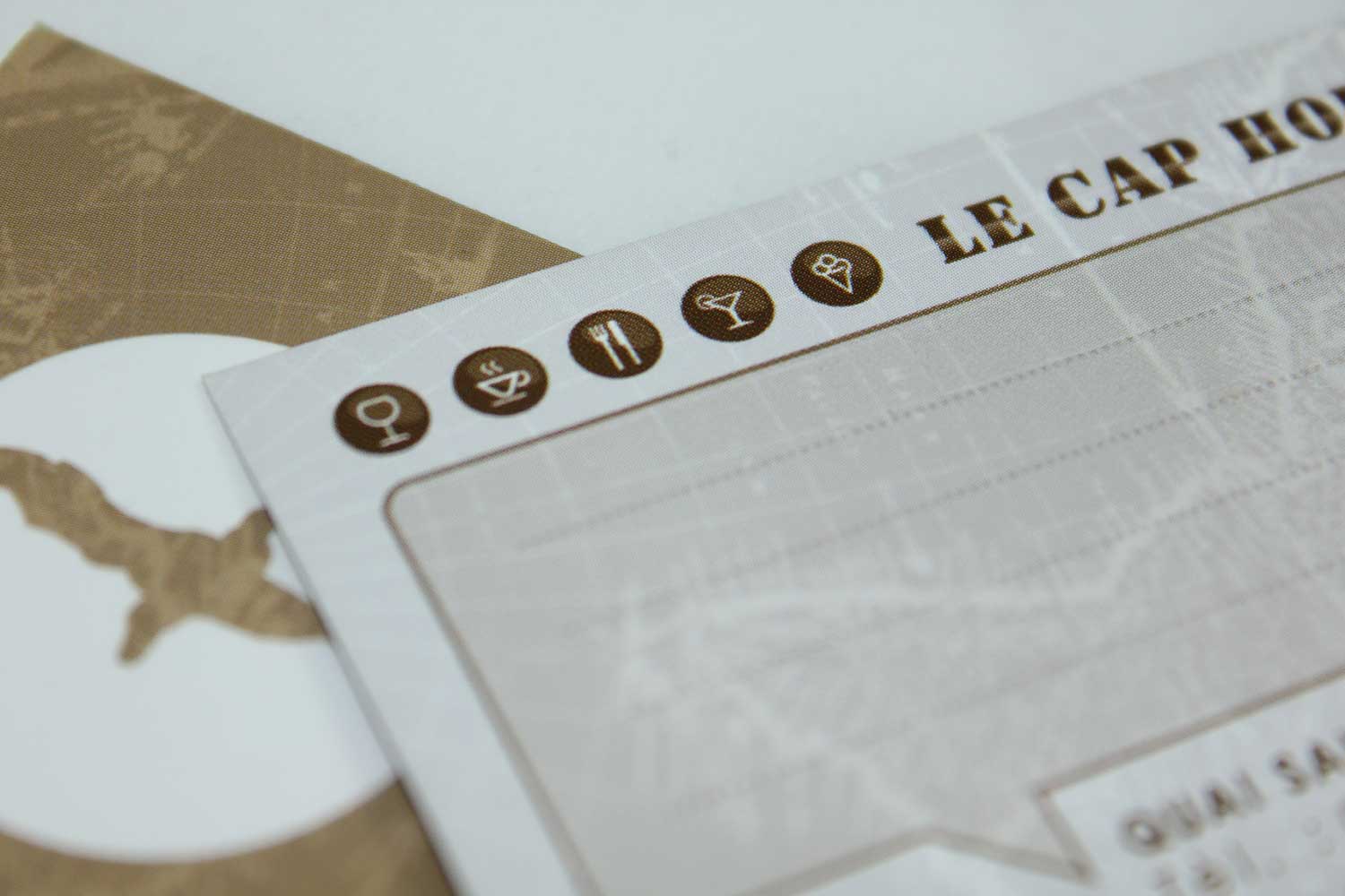 Gros plan sur les pictogrammes de prestations de la carte de visite Le Cap Horn