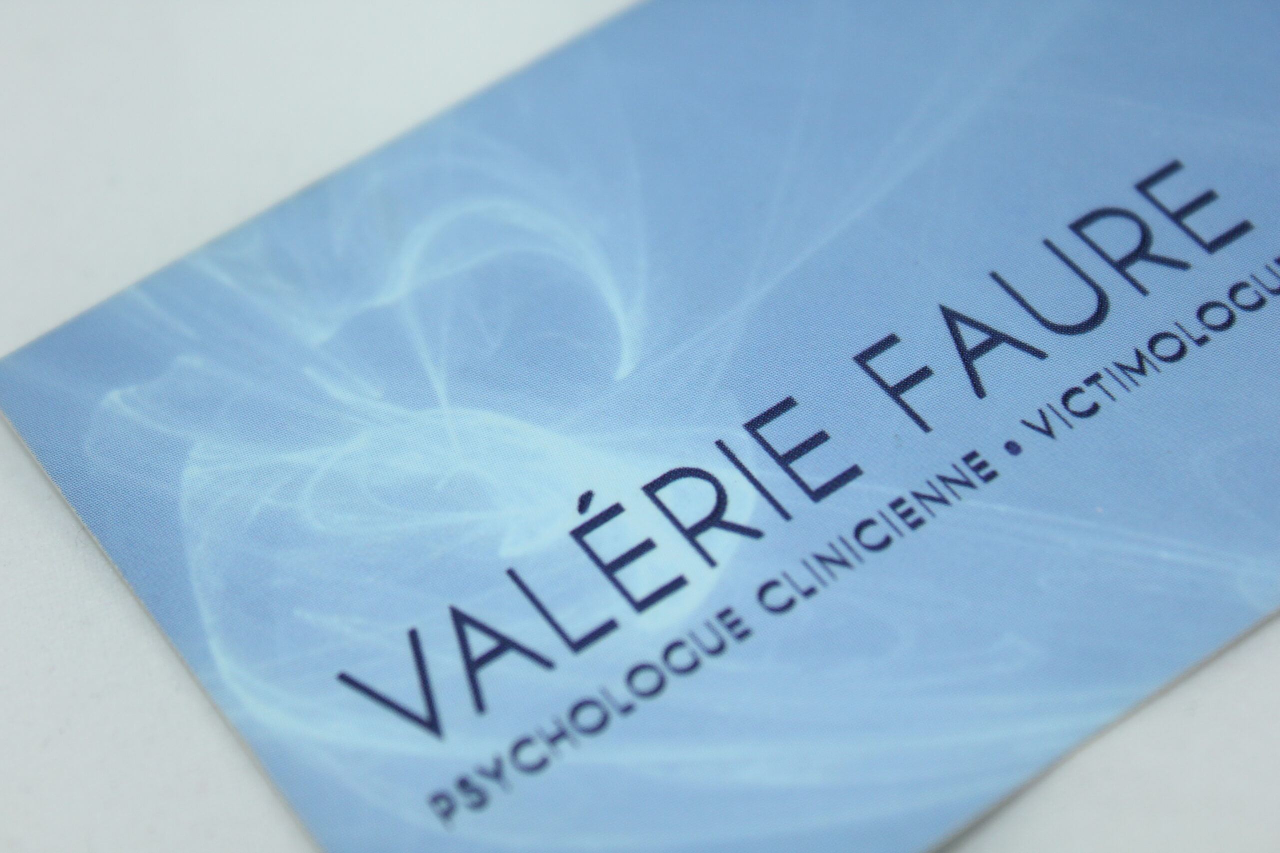 Gros plan sur le recto de la carte de visite Valérie Faure