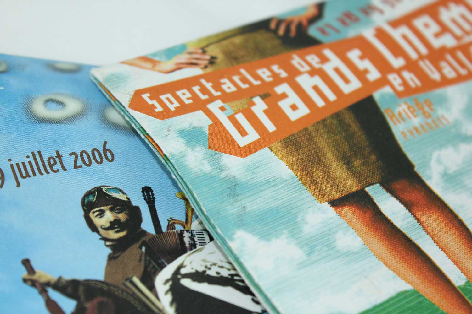 Gros plan sur les couvertures des programmes, typographie et illustrations rétro