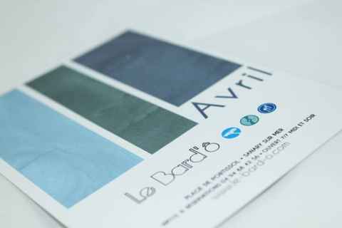 Flyer Le Bard'ô mois d'avril, déclinaison de couleurs bleues