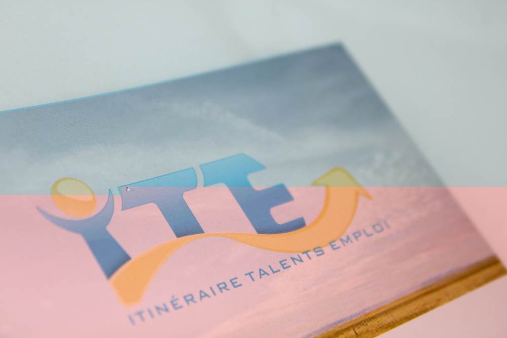Logo ITE Itinéraire Talents Emploi sur plaquette imprimée